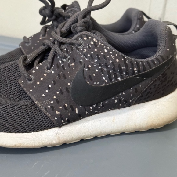 Nike Gray and White Spotted Roshe Tennis Shoes Women’s size 7.5 - Picture 2 of 8